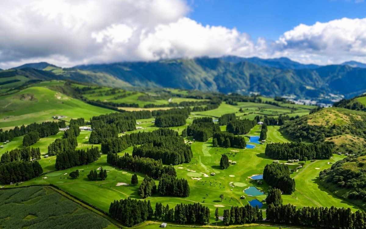 Parcours de golf au milieu des collines verdoyantes de São Miguel, aux Açores