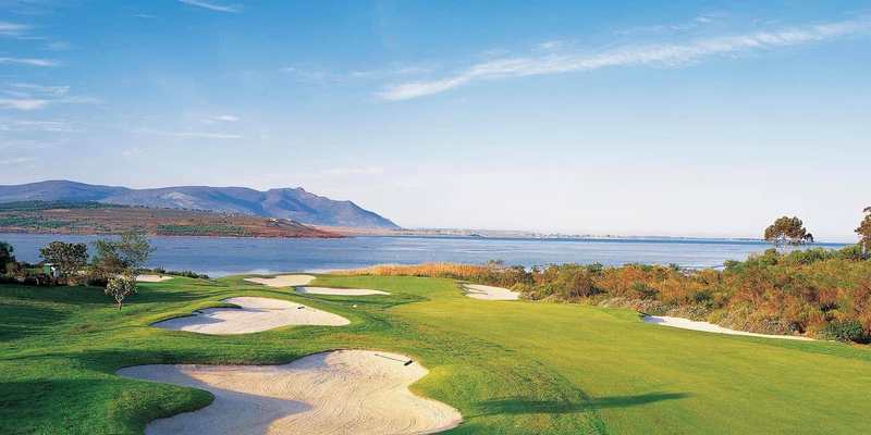 Green et bunkers face à une lagune et aux montagnes en Afrique du Sud