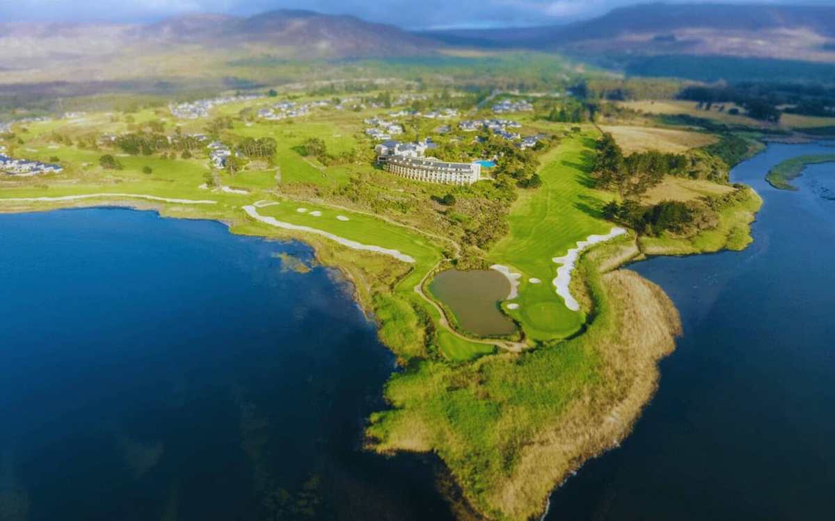 Vue aérienne d’un parcours de golf entouré d’une lagune, en Afrique du Sud