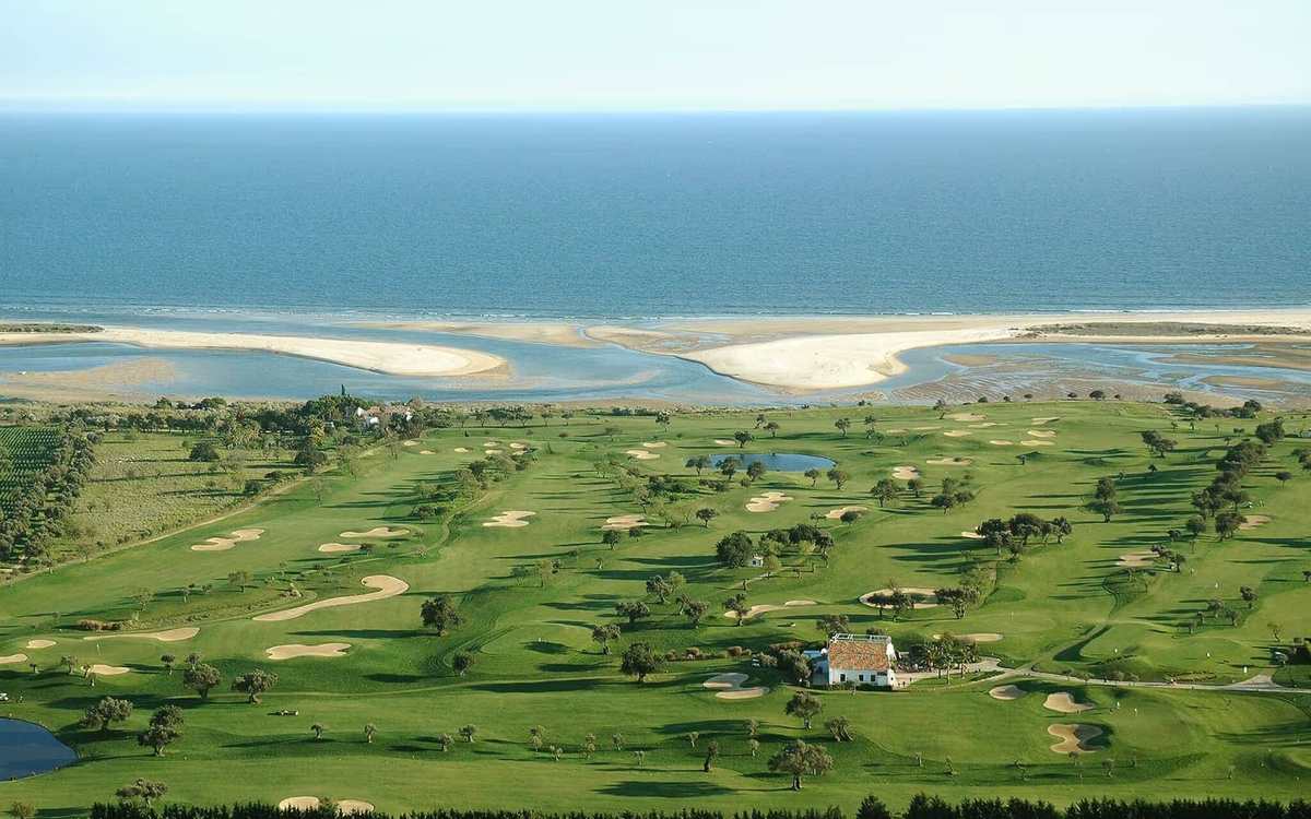 Vue aérienne d’un parcours de golf face à la lagune et à l’océan en Algarve