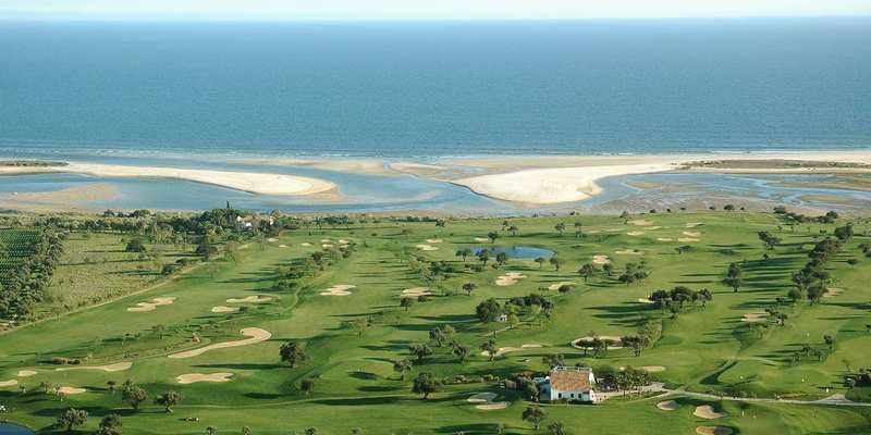 Vue aérienne d’un parcours de golf face à la lagune et à l’océan en Algarve
