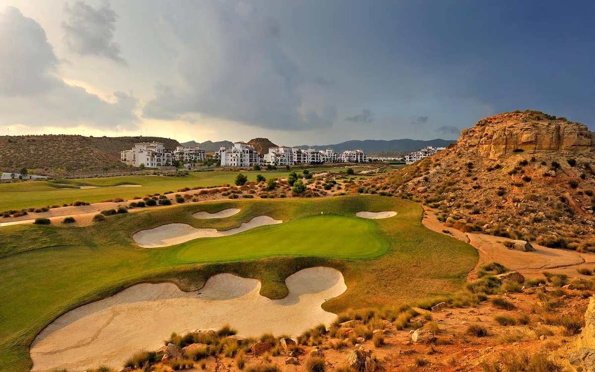 Parcours de golf et bunkers dans un paysage aride près d’Alicante