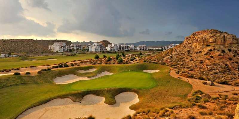 Parcours de golf et bunkers dans un paysage aride près d’Alicante