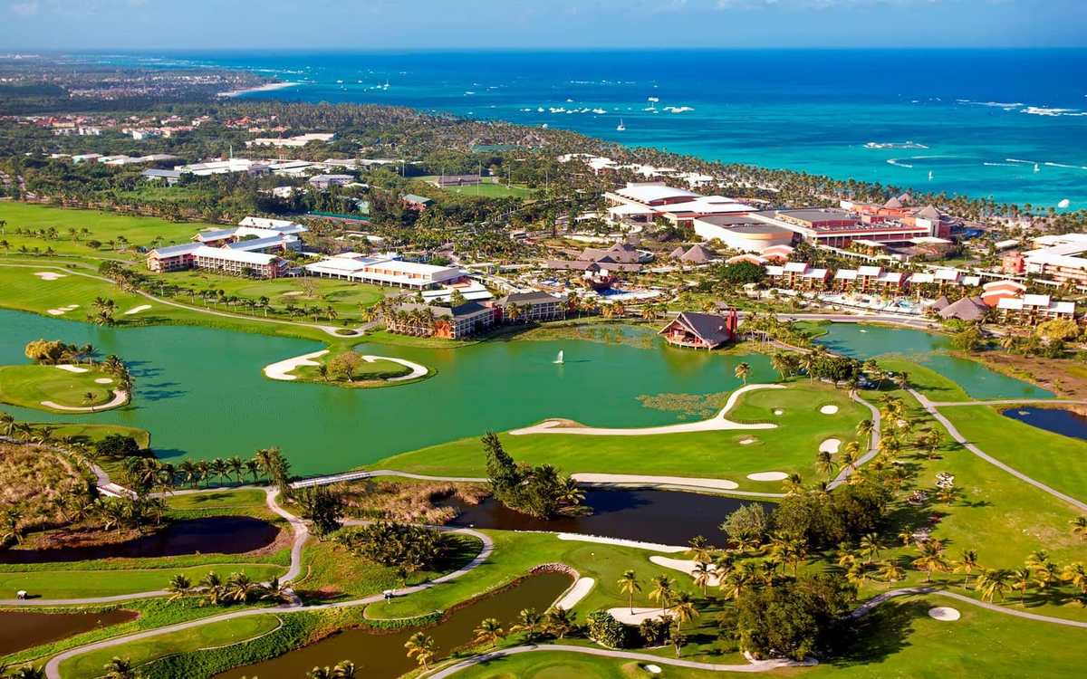 Vue aérienne d’un parcours de golf et d’un resort en bord de mer des Caraïbes