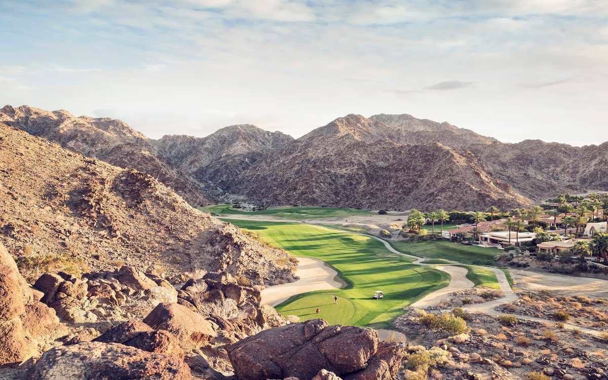 Parcours de golf au pied de montagnes désertiques en Californie