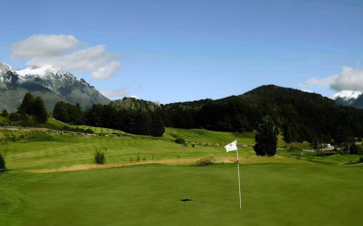 Green et drapeau devant des montagnes enneigées en Argentine