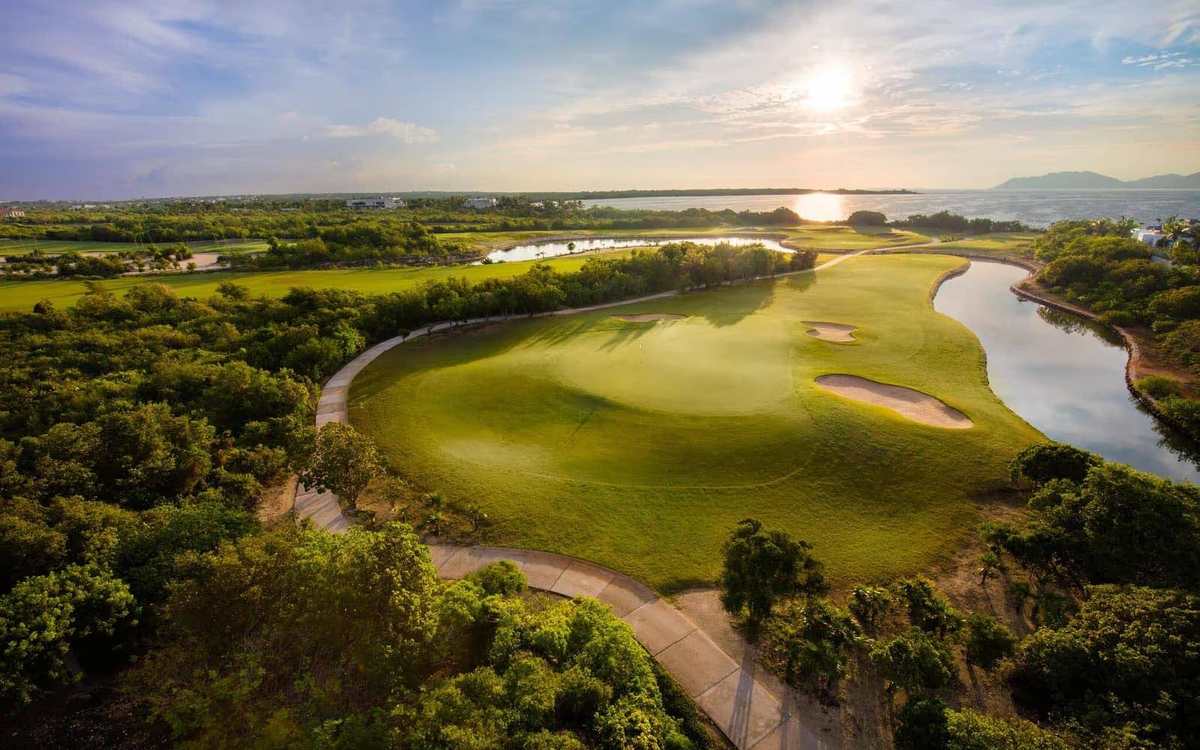 Vue aérienne d’un parcours de golf en bord de mer à Anguilla