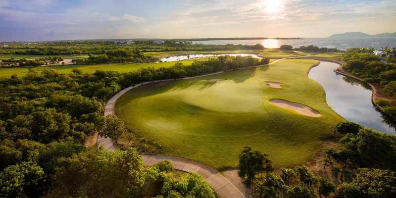 Vue aérienne d’un parcours de golf en bord de mer à Anguilla