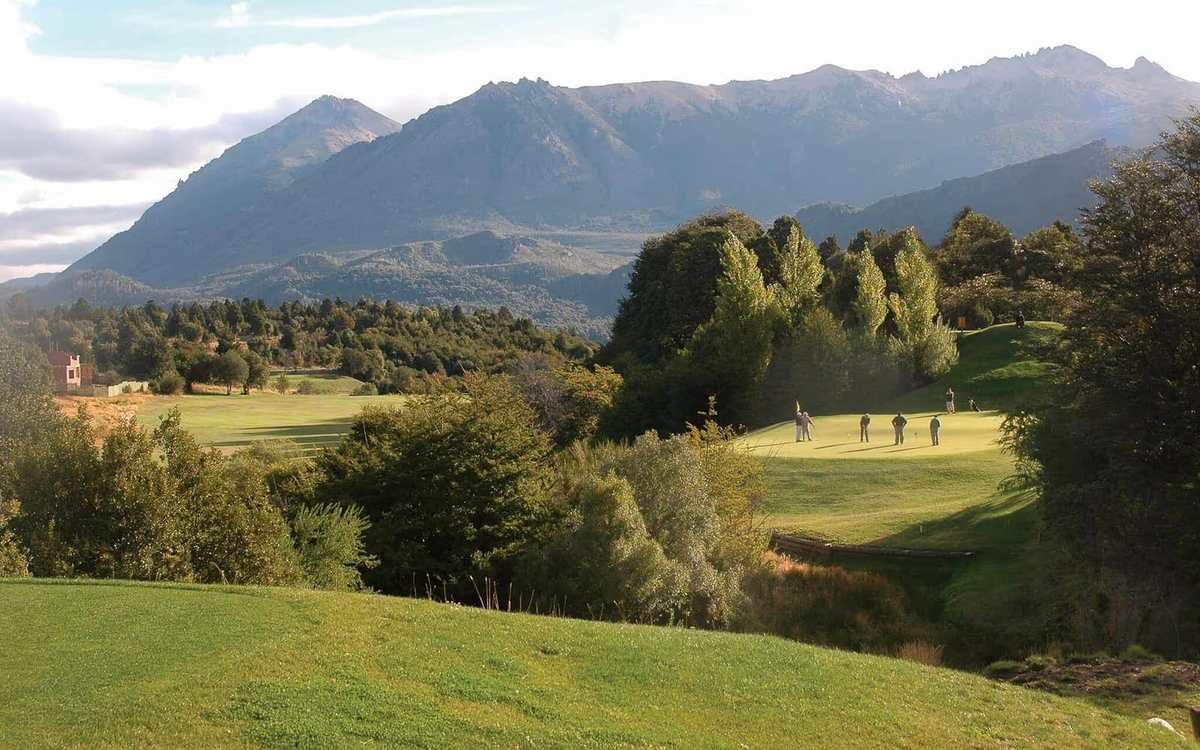 Parcours de golf vallonné au pied des montagnes en Argentine