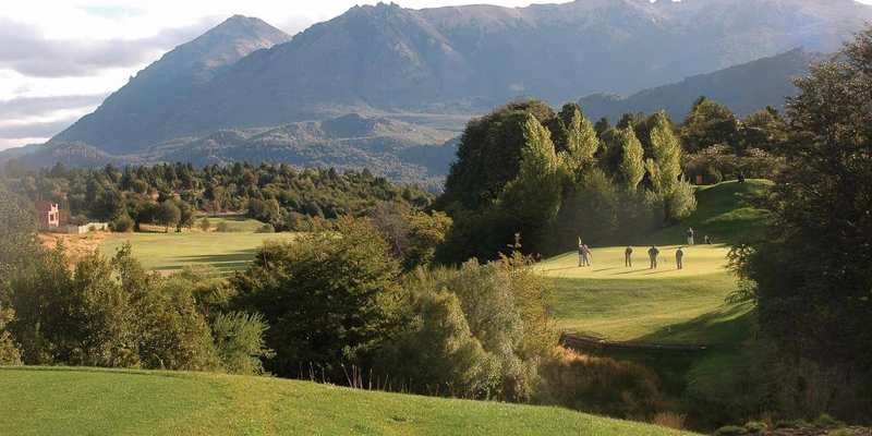 Parcours de golf vallonné au pied des montagnes en Argentine