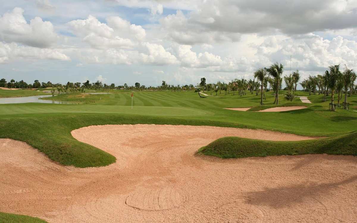 Bunker et fairway bordés de palmiers en Asie du Sud-Est