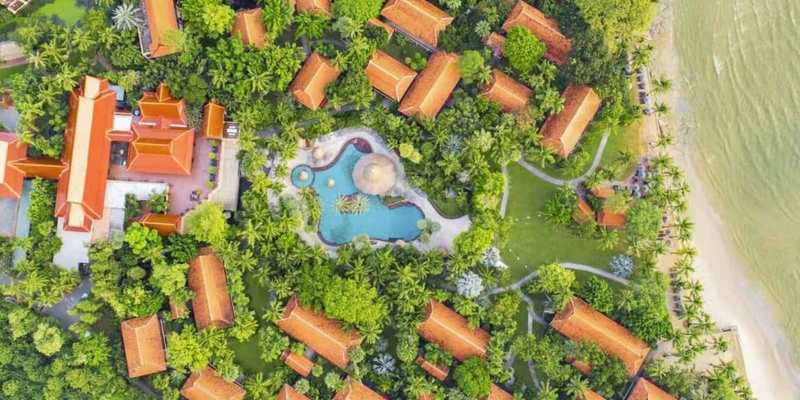 Vue aérienne d’un resort tropical et de ses jardins en Thaïlande
