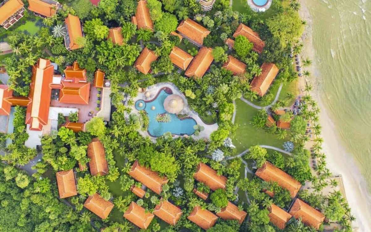 Vue aérienne d’un resort tropical et de ses jardins en Thaïlande