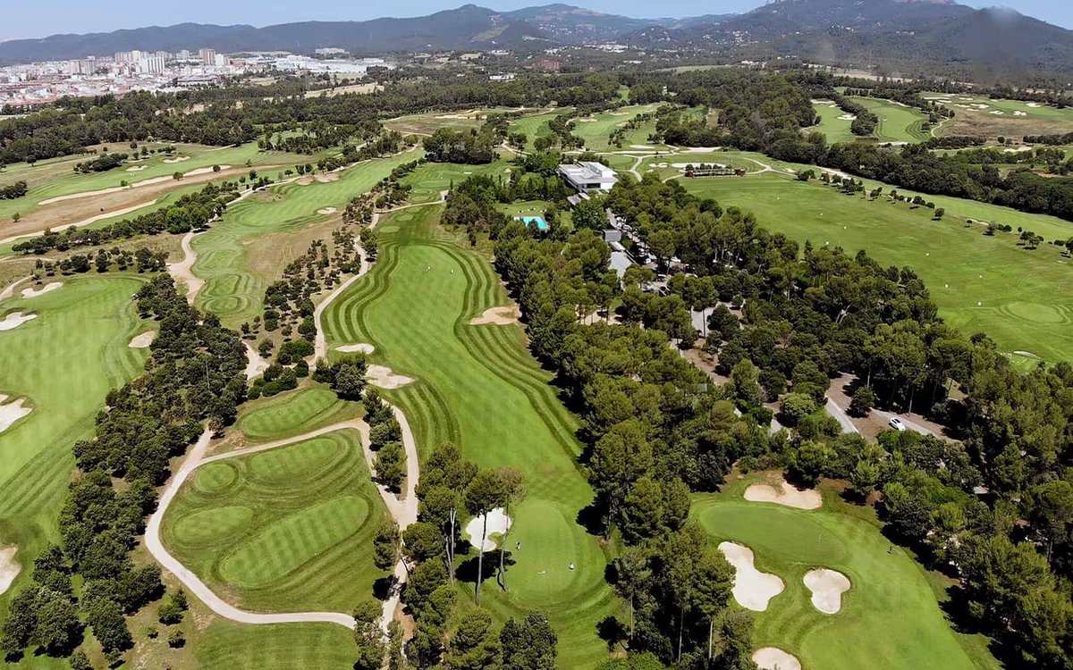 Vue aérienne d’un parcours de golf boisé en Catalogne