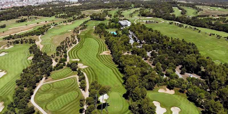 Vue aérienne d’un parcours de golf boisé en Catalogne