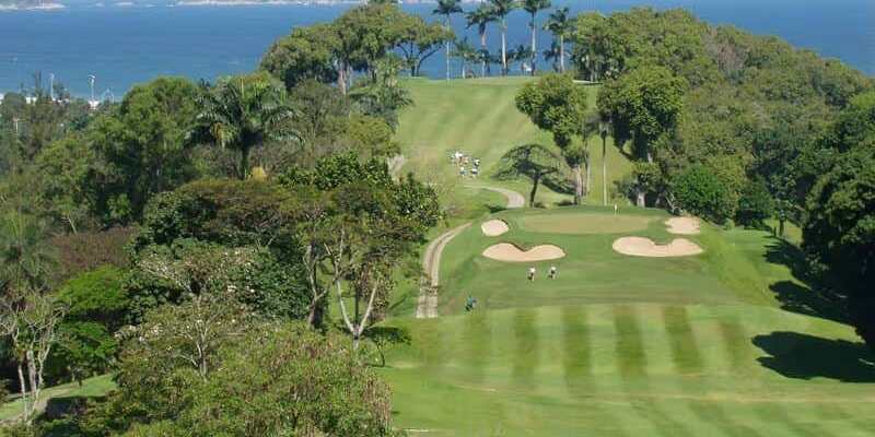 Fairway bordé de forêt tropicale avec la mer en arrière-plan, près de Rio de Janeiro