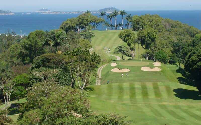 Fairway bordé de forêt tropicale avec la mer en arrière-plan, près de Rio de Janeiro
