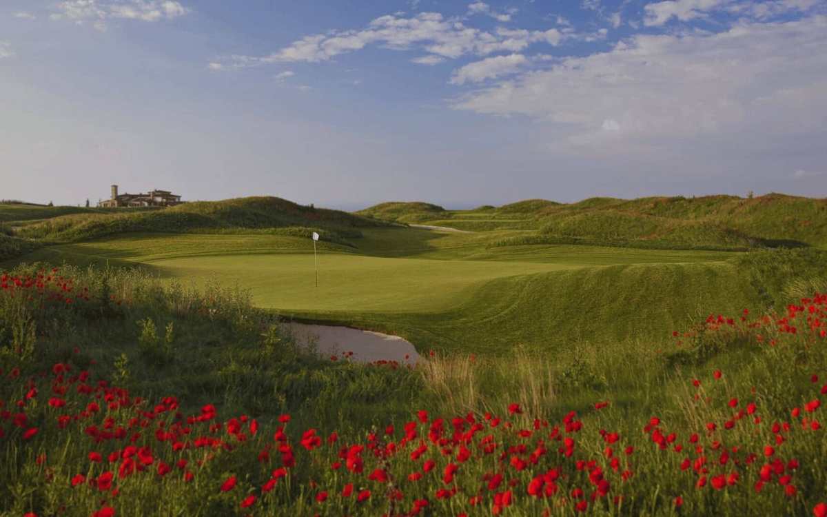 Parcours de golf et coquelicots au-dessus de la mer Noire en Bulgarie