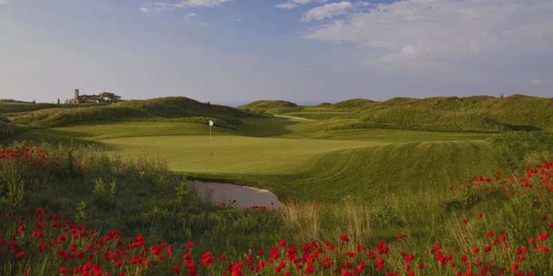Parcours de golf et coquelicots au-dessus de la mer Noire en Bulgarie