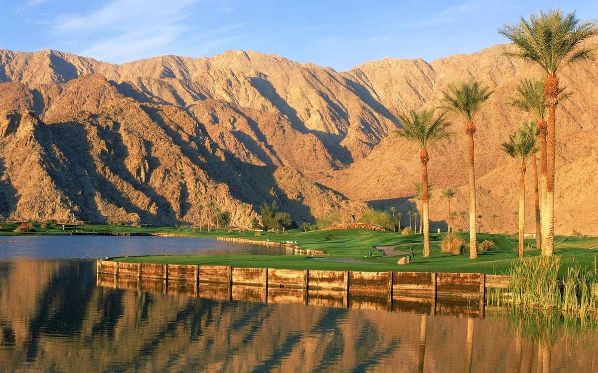Parcours de golf, palmiers et montagnes en Californie