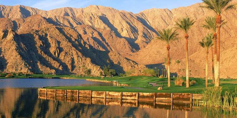 Parcours de golf, palmiers et montagnes en Californie