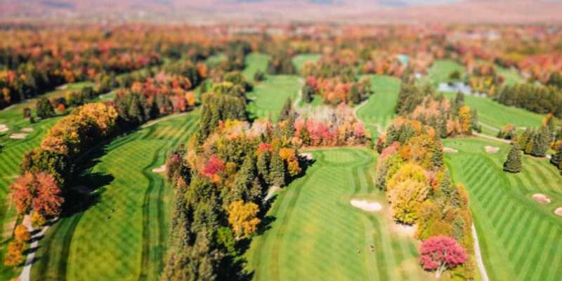 Vue aérienne d’un parcours de golf entouré de forêts aux couleurs d’automne au Canada
