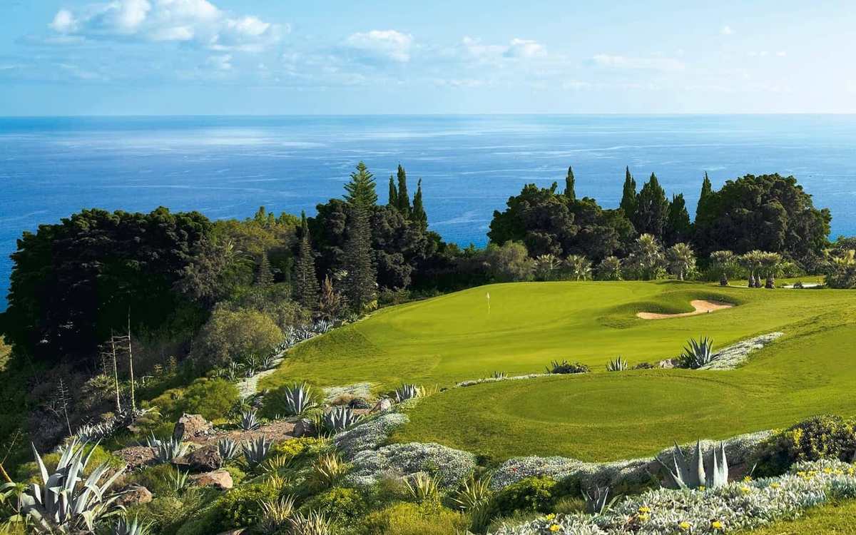 Parcours de golf surplombant l’océan aux Canaries