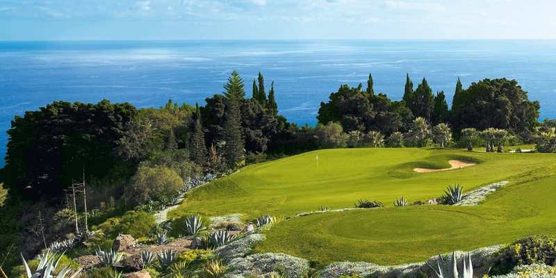Parcours de golf surplombant l’océan aux Canaries