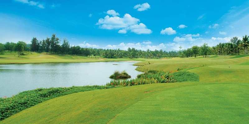 Fairway au bord d’un lac sous un ciel bleu en Chine