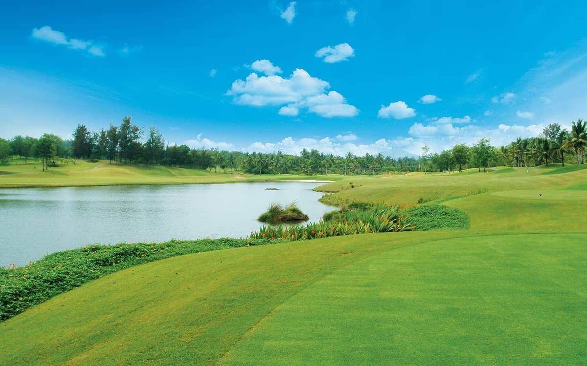 Fairway au bord d’un lac sous un ciel bleu en Chine
