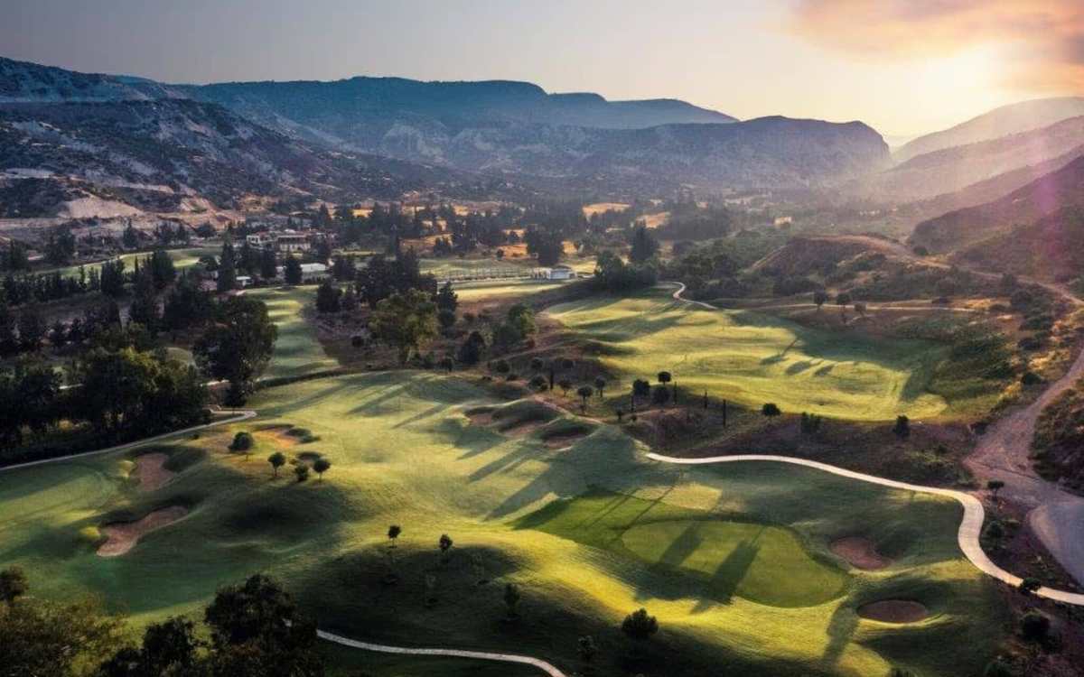 Parcours de golf dans une vallée au coucher du soleil à Chypre