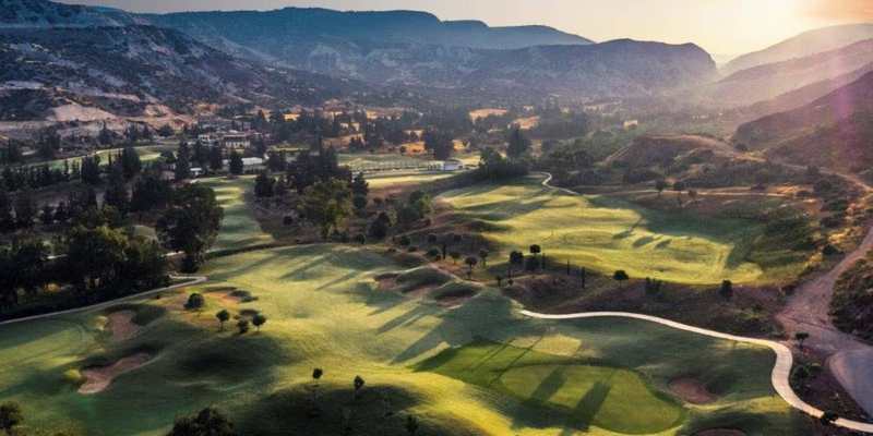 Parcours de golf dans une vallée au coucher du soleil à Chypre
