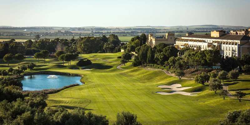 Parcours de golf et lac devant un hôtel en Andalousie