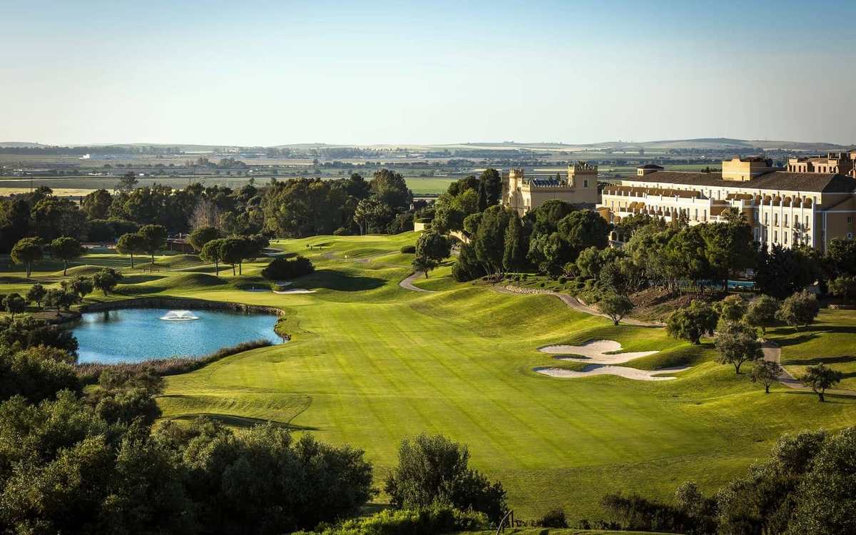 Parcours de golf et lac devant un hôtel en Andalousie