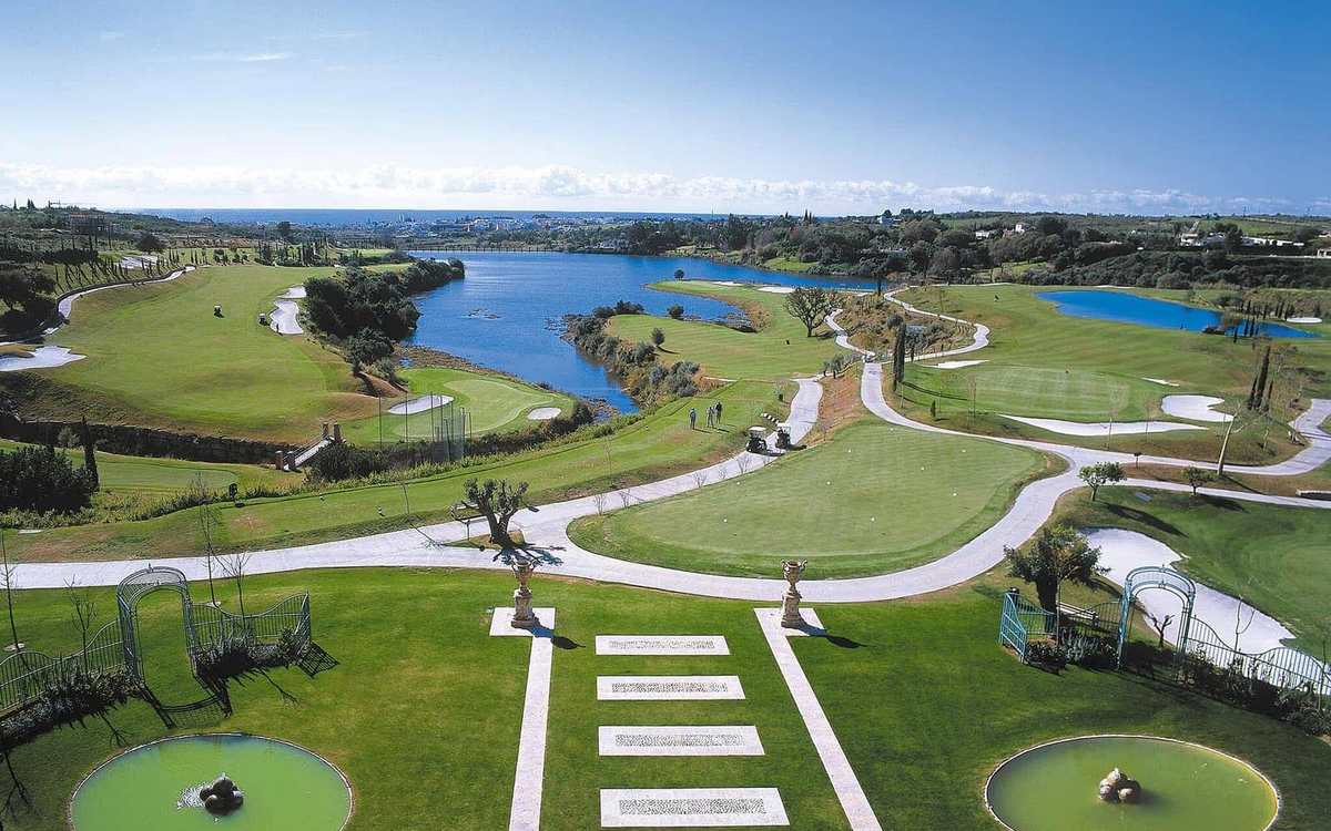 Parcours de golf et lac vus depuis un hôtel sur la Costa del Sol
