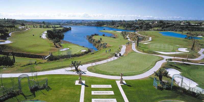 Parcours de golf et lac vus depuis un hôtel sur la Costa del Sol