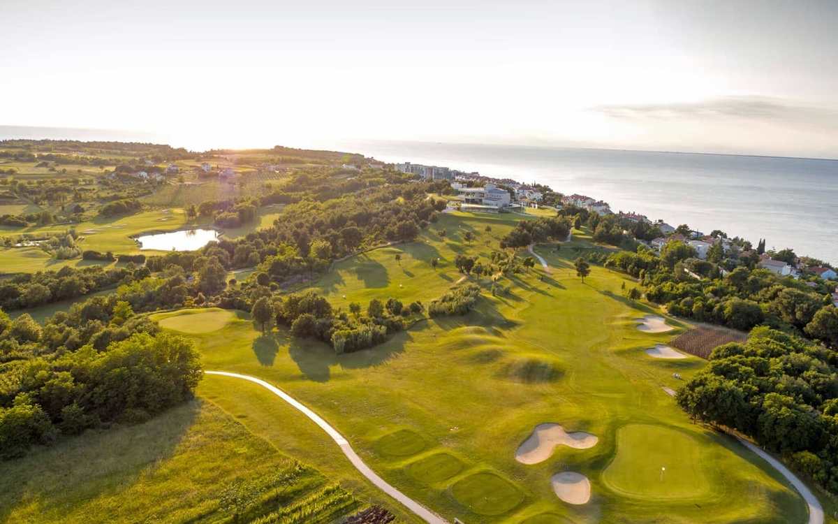 Vue aérienne d’un parcours de golf en bord de mer Adriatique en Croatie