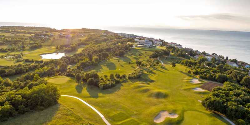 Vue aérienne d’un parcours de golf en bord de mer Adriatique en Croatie