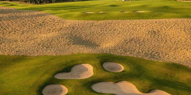 Bunkers et fairway d’un parcours près de Dublin