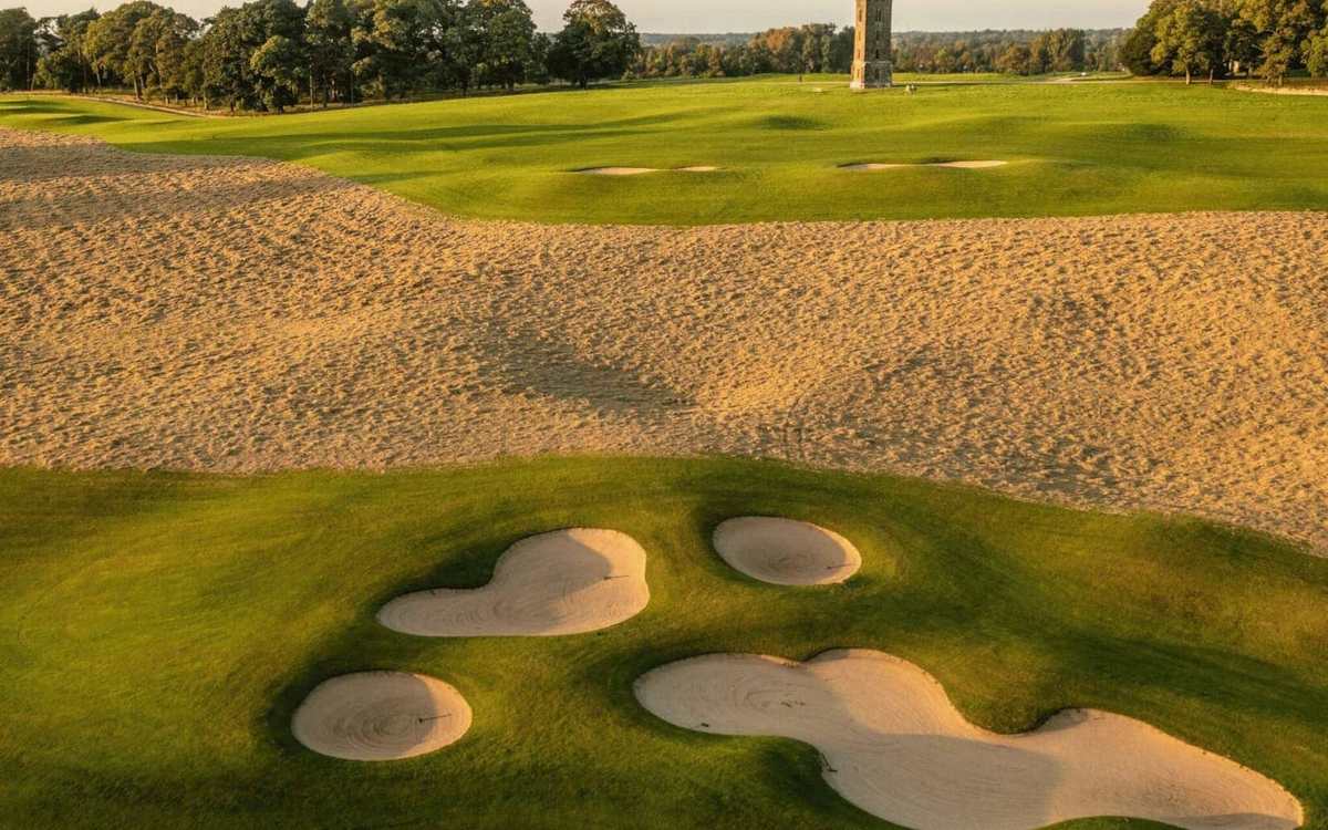 Bunkers et fairway d’un parcours près de Dublin