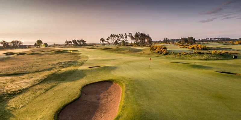 Bunker et fairway d’un links écossais au soleil couchant