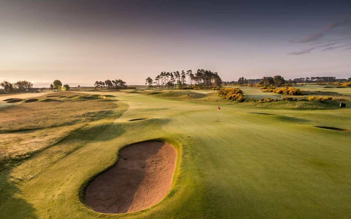 Bunker et fairway d’un links écossais au soleil couchant