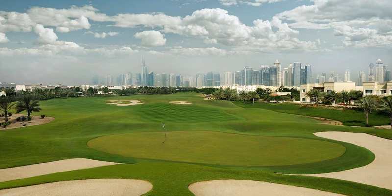Green et bunkers devant les gratte-ciel de Dubaï