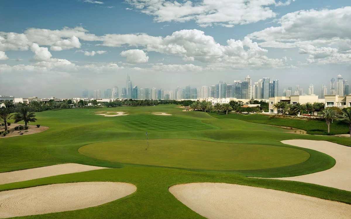 Green et bunkers devant les gratte-ciel de Dubaï