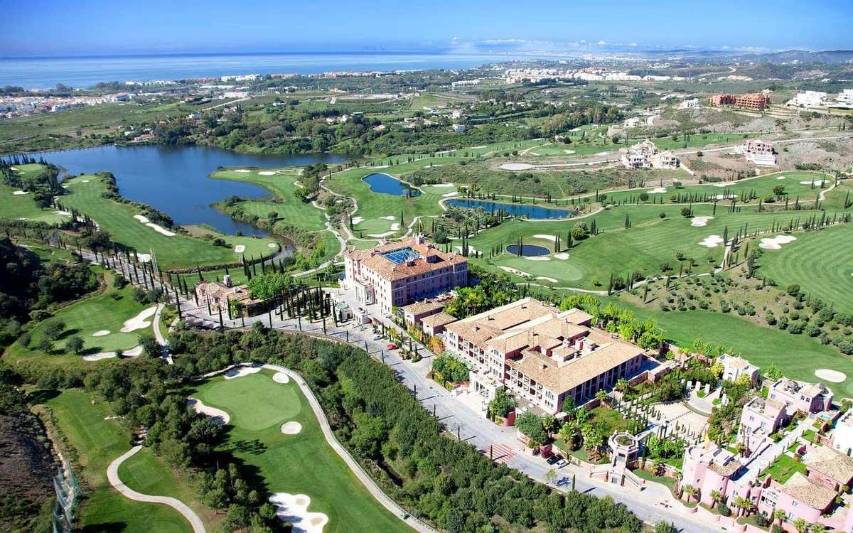 Vue aérienne de parcours de golf et d’un hôtel sur la Costa del Sol