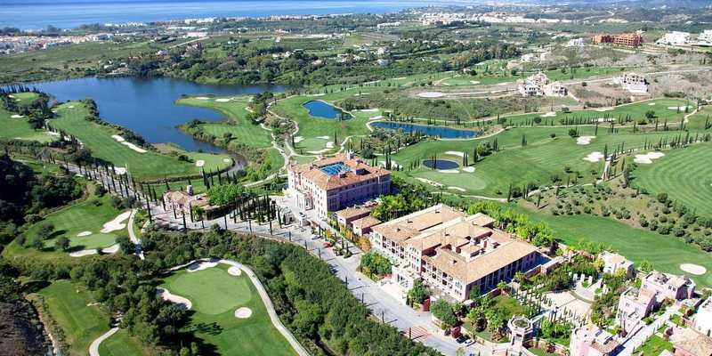 Vue aérienne de parcours de golf et d’un hôtel sur la Costa del Sol