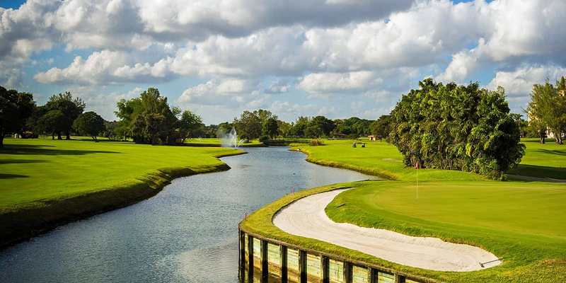 Fairway longé par un canal sous un ciel nuageux aux États-Unis