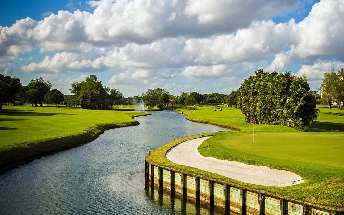 Fairway longé par un canal sous un ciel nuageux aux États-Unis