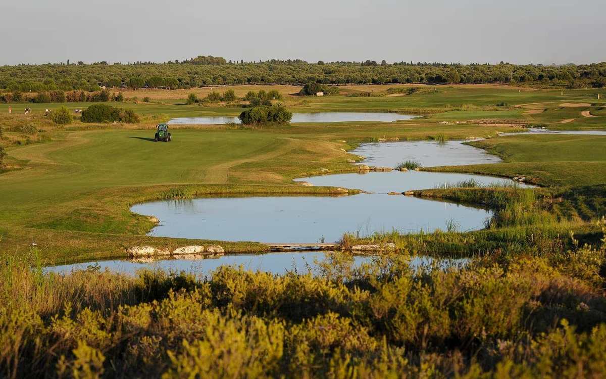 Parcours de golf parsemé d’étangs dans la campagne du sud de l’Italie