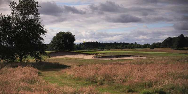 Parcours de golf dans les landes sous un ciel d’orage près de Bordeaux